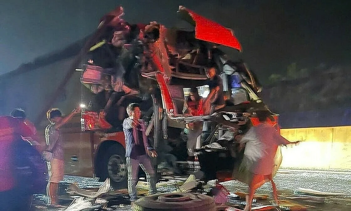 Xe khách va vào đuôi container trên cao tốc Phan Thiết, 19 người bị thương