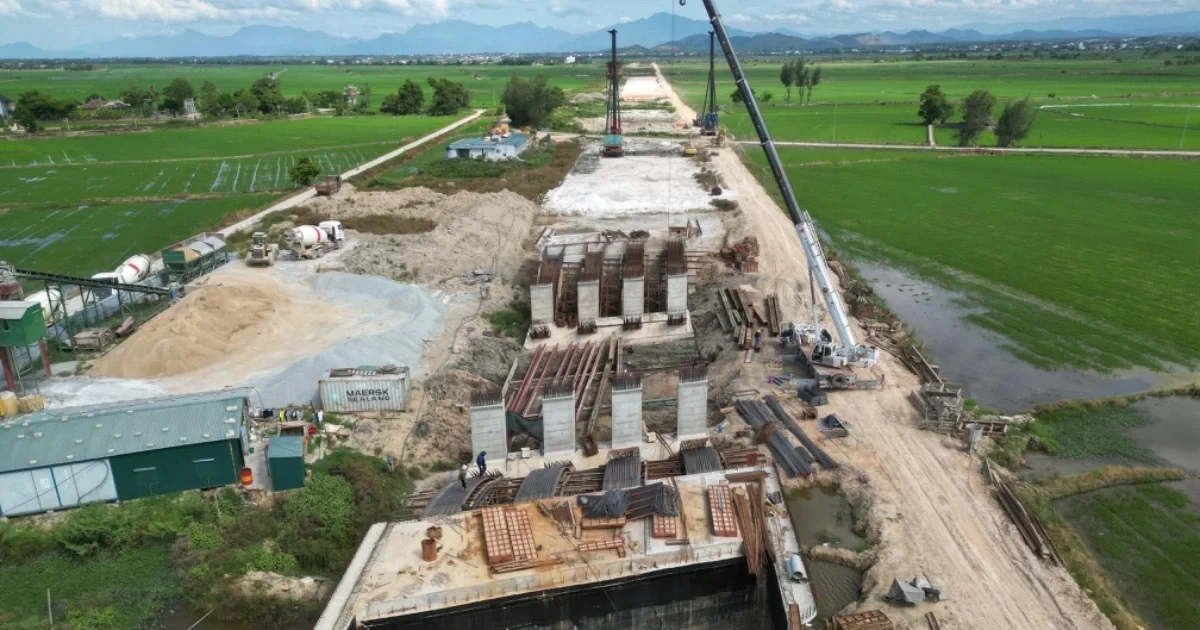 Đường kết nối sân bay chìm trong đồng ruộng, nhà thầu vắng mặt tại hiện trường thi công
