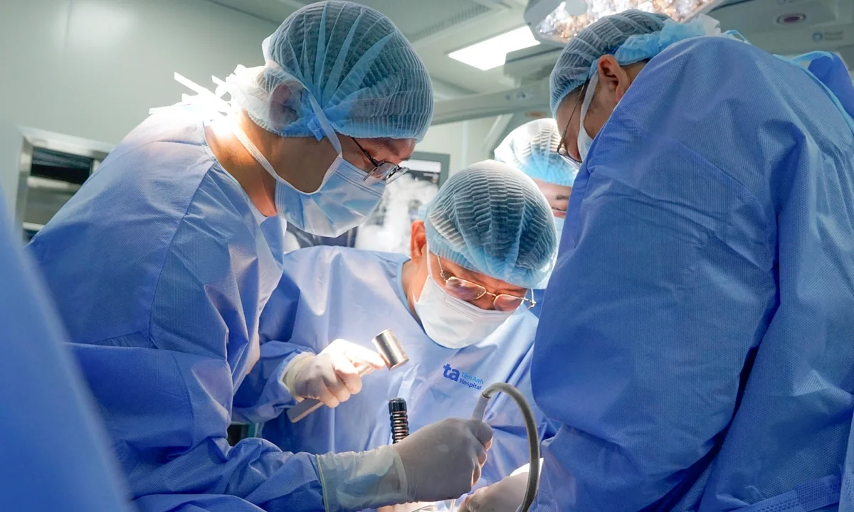 Bướu máu ăn mòn đốt sống, người phụ nữ 67 tuổi đối mặt nguy cơ liệt hai chân