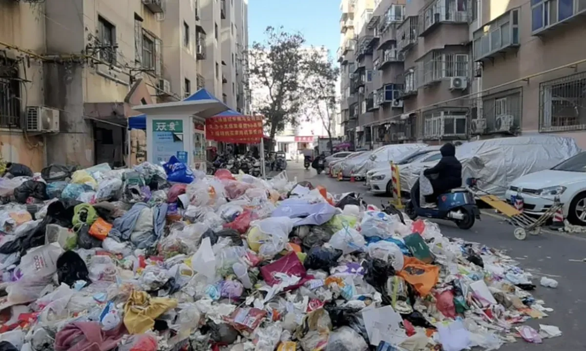 Khu dân cư xập xệ do cư dân không thanh toán phí dịch vụ
