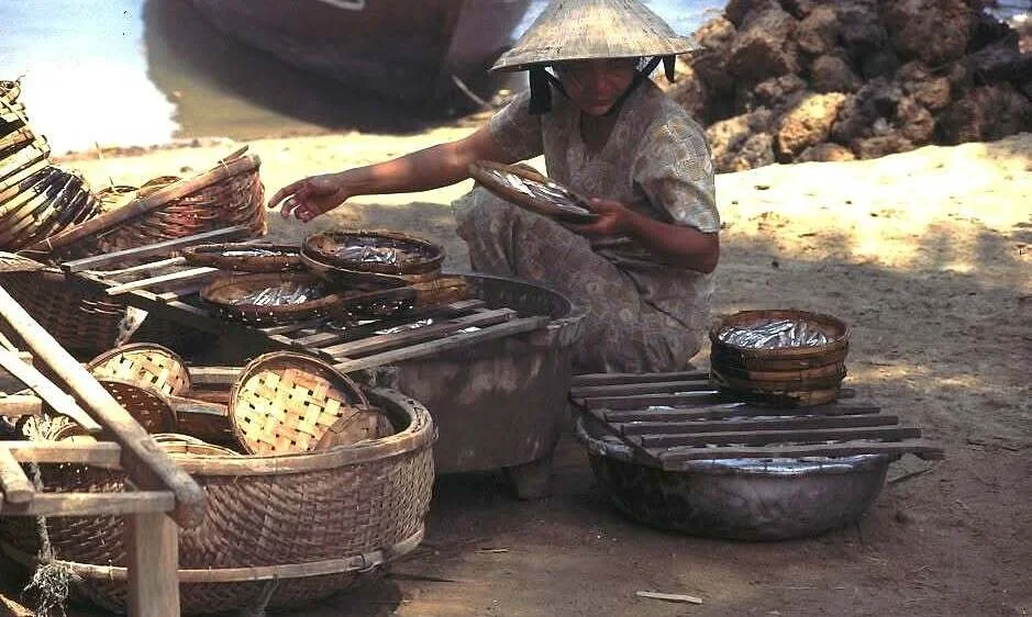 Ngỡ ngàng nhận ra người thân trong loạt ảnh Hội An 30 năm trước do du khách nước ngoài chụp