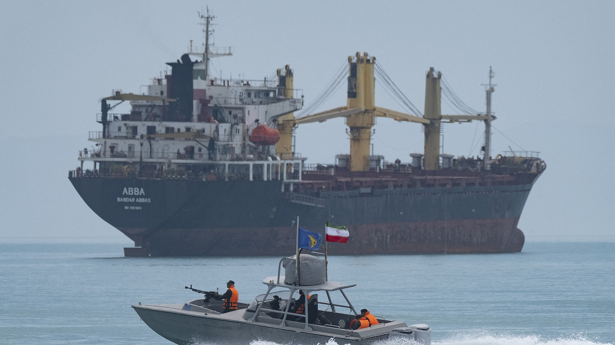 Tình báo Mỹ quan ngại Iran có thể phong tỏa Hormuz vào bất kỳ thời điểm nào