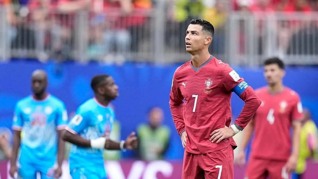 CĐV Congo gọi tên Messi lúc Ronaldo rời sân