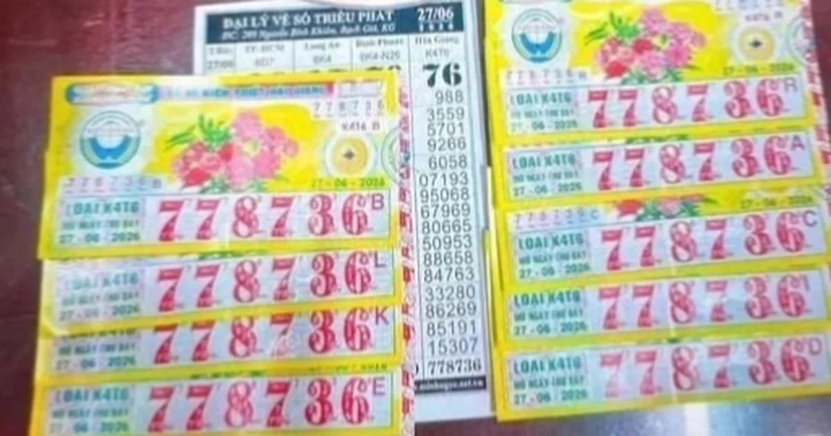 Cuối tuần, người chồng đưa vợ đến đại lý đổi giải độc đắc 18 tỷ đồng