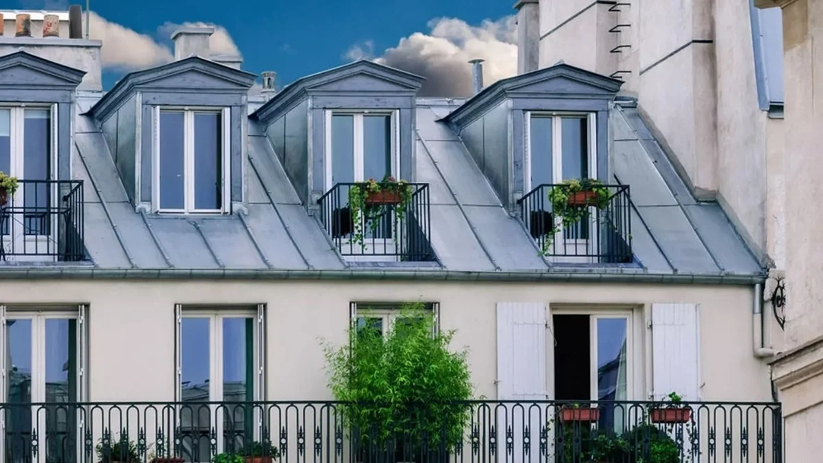 Chật vật mưu sinh trong những căn hộ dưới mái nhà tại Paris