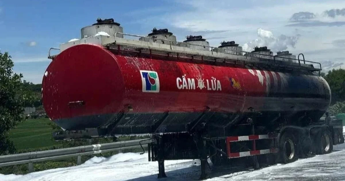 Phương tiện chở xăng bất ngờ phát hỏa tại cao tốc Đà Nẵng - Quảng Ngãi