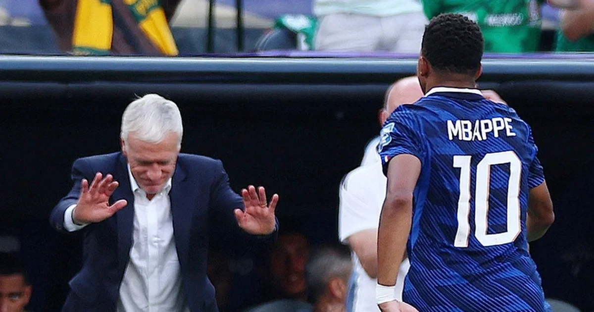 HLV Deschamps cúi đầu bày tỏ sự ngưỡng mộ dành cho Mbappe