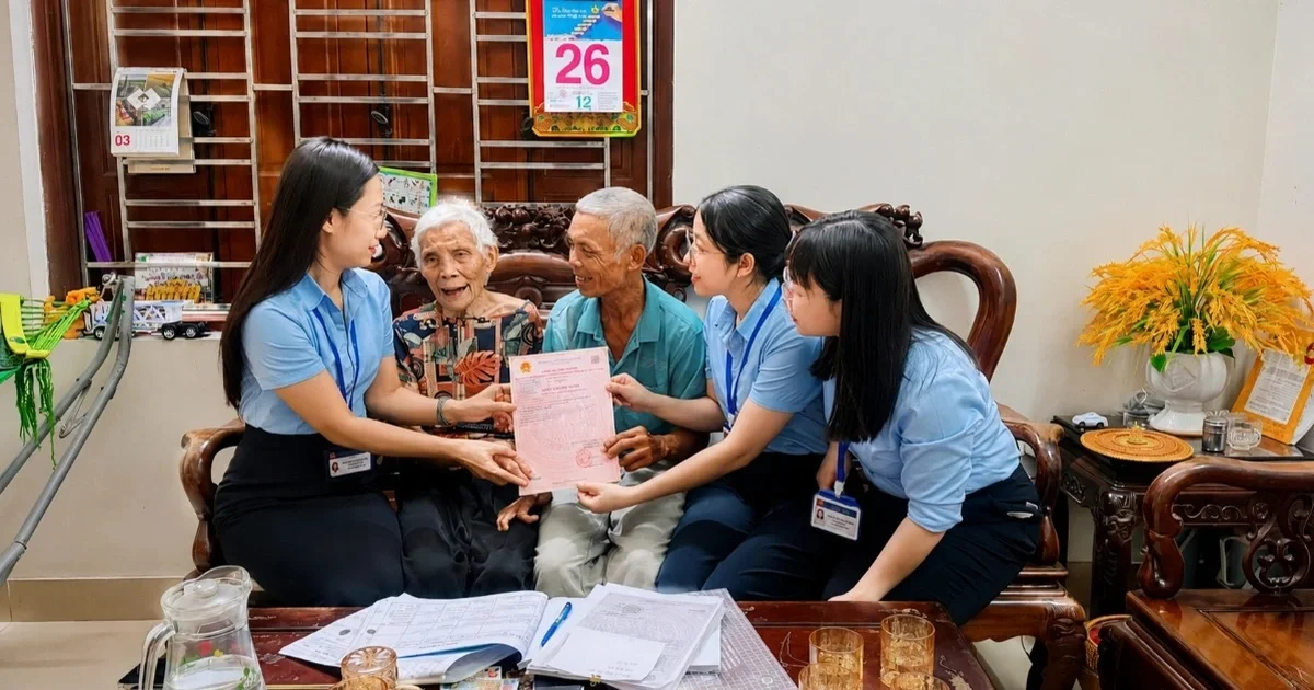 Giấy chứng nhận quyền sử dụng đất được trao tận nơi, cụ bà 90 tuổi đã không cầm được nước mắt sau 16 năm chờ mong.