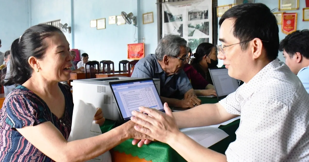Đến trụ sở xã ngày cuối tuần, người phụ nữ không ngờ nhận được kết quả ngoài mong đợi
