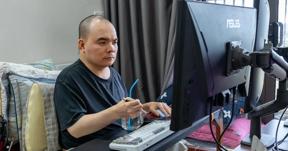 Nghị lực của người đàn ông bại liệt 21 năm, dùng chuột vi tính để tự vẽ lối đi riêng