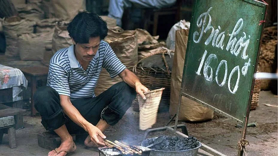 Ký ức về thủ đô thời kỳ 'ly bia bình dân vài ngàn đồng' qua góc nhìn của người nước ngoài