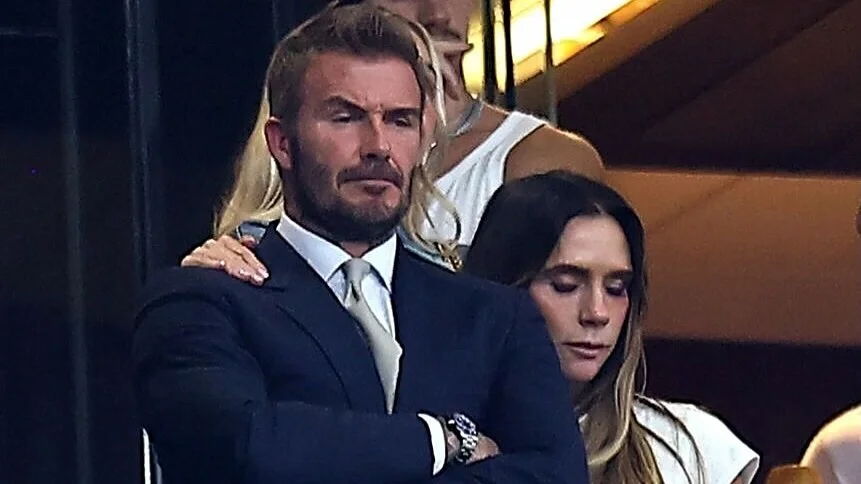 Victoria Beckham vỗ về ông xã sau thất bại của đội tuyển Anh