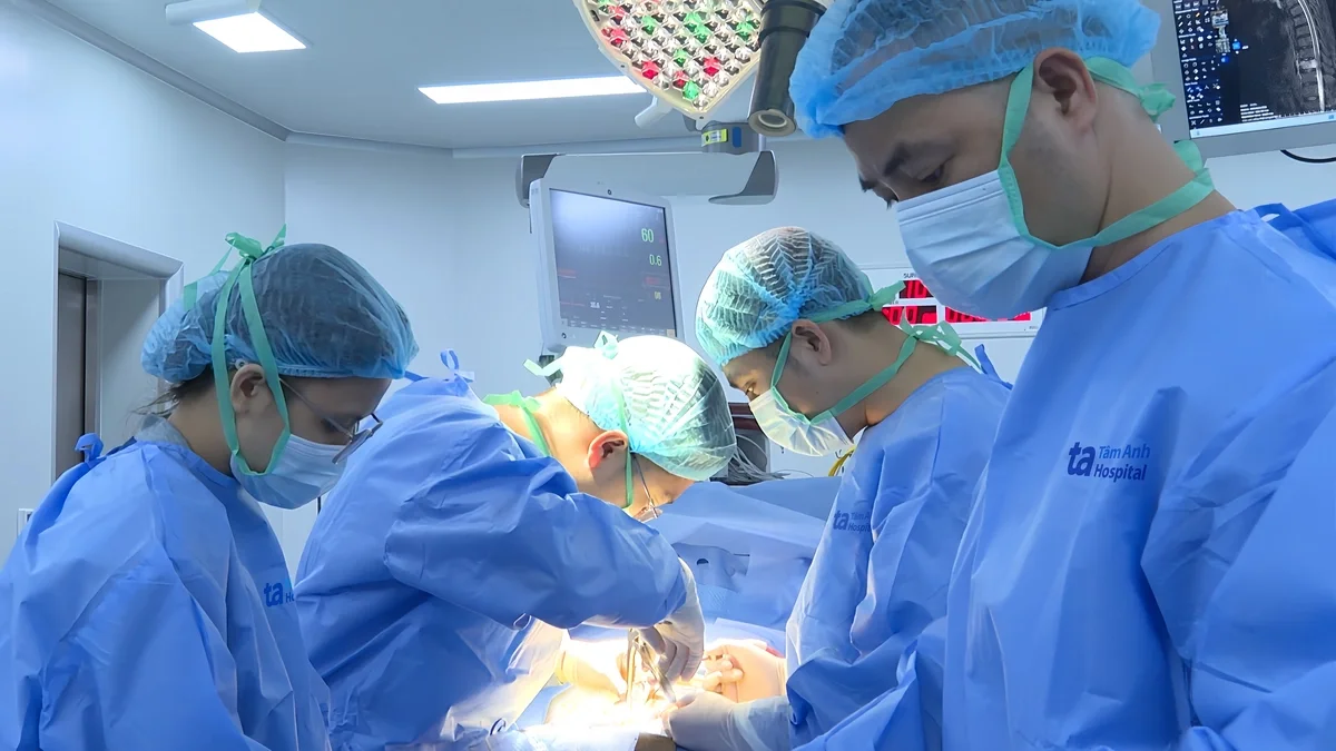 Khối u ở phổi ăn mòn đốt sống ngực của nam bệnh nhân