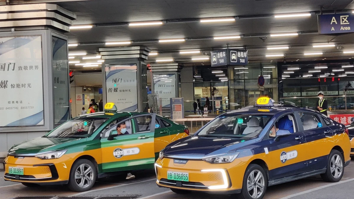 Chi phí xăng dầu leo thang thúc đẩy người dân Trung Quốc chuộng taxi chạy điện