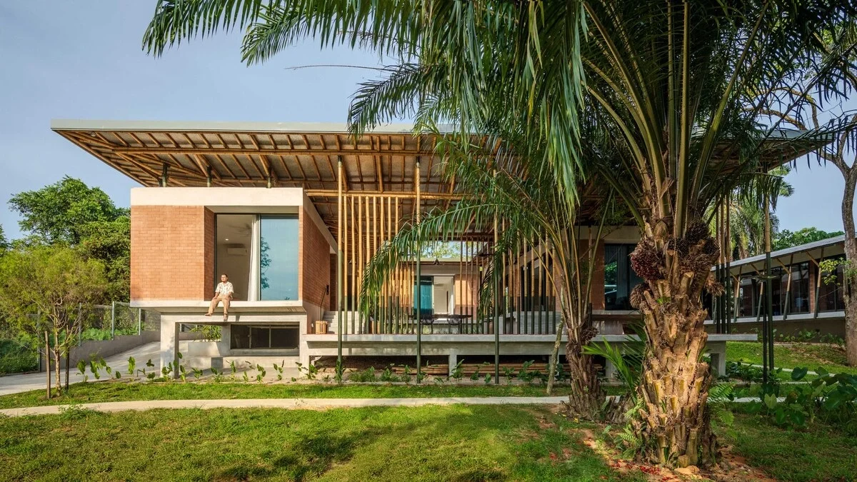 Ngôi nhà rộng 565 m2 sở hữu giải pháp hạ nhiệt tự thân nhờ hệ mái tre