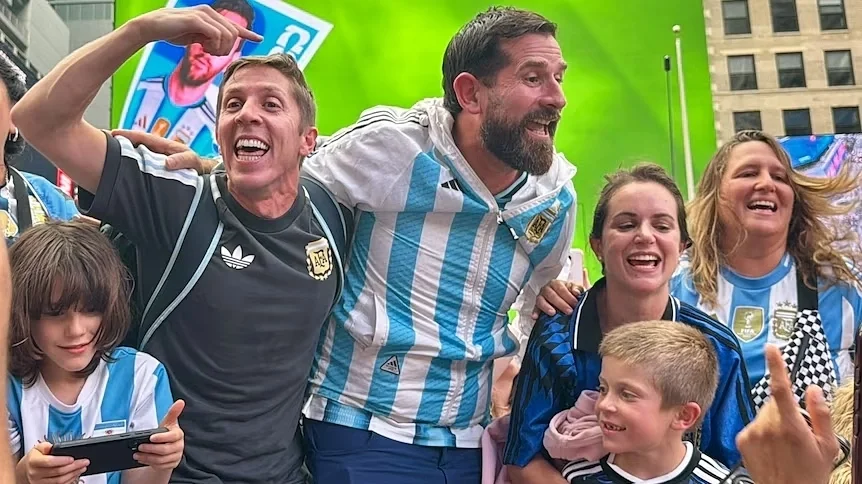 Người hâm mộ Argentina và Tây Ban Nha tuần hành trước thềm chung kết giải vô địch bóng đá thế giới