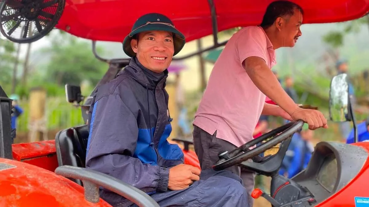 Cặp đôi làm nông dùng xe cày hỗ trợ người dân vượt rốn lũ