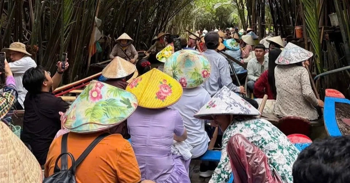 Trào lưu chụp ảnh xuồng ba lá gây sốt: Du khách xếp hàng 2 giờ, khu du lịch ùn ứ