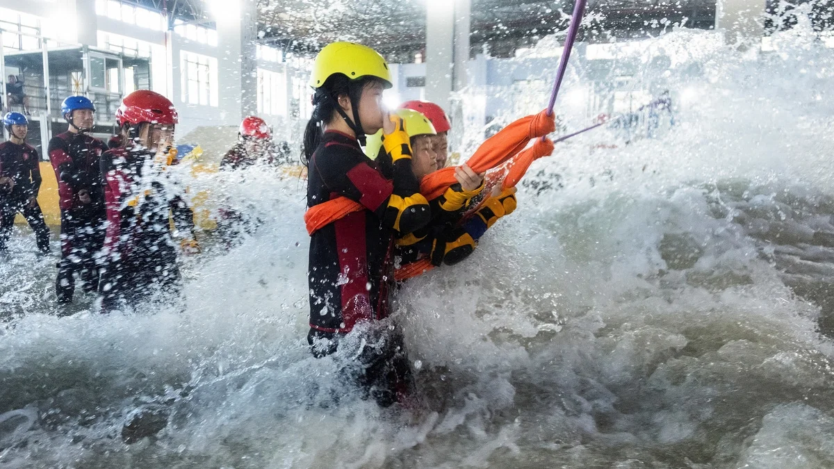 Lớp học kỹ năng sống tại Trung Quốc: Nơi học viên nếm trải sức mạnh của bão lũ