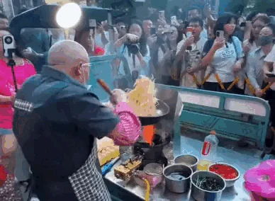 Lý do thực sự khiến chủ quán hủ tiếu vừa chế biến vừa nhún nhảy
