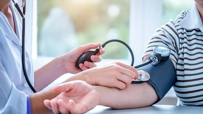 5 hành vi thường ngày lặng lẽ làm suy giảm sức khỏe tim mạch theo bác sĩ Anh