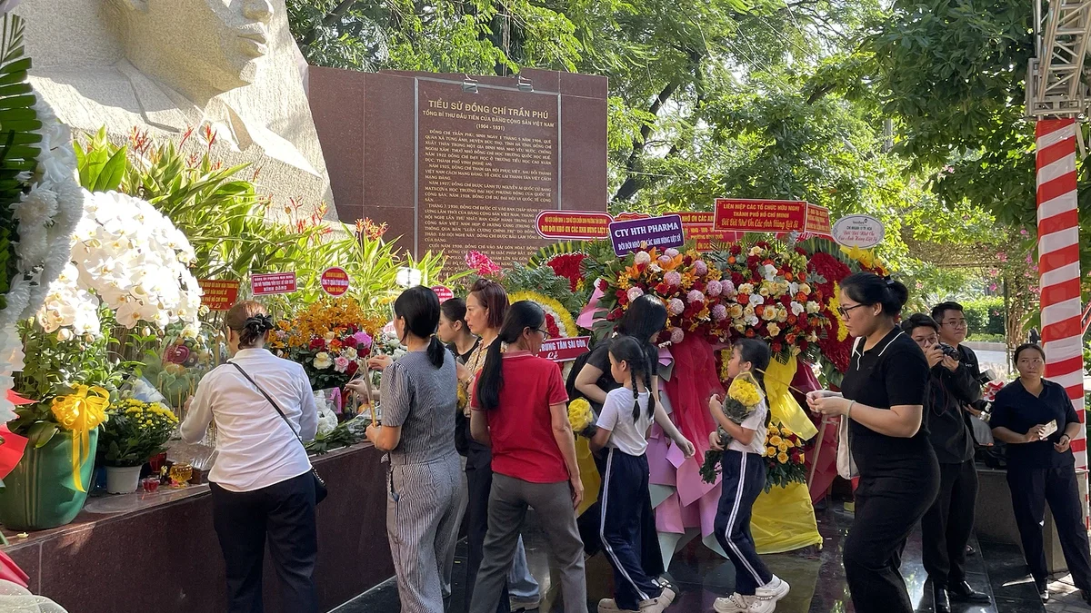 Đông đảo người dân tưởng niệm các anh hùng liệt sĩ tại công viên Lê Thị Riêng