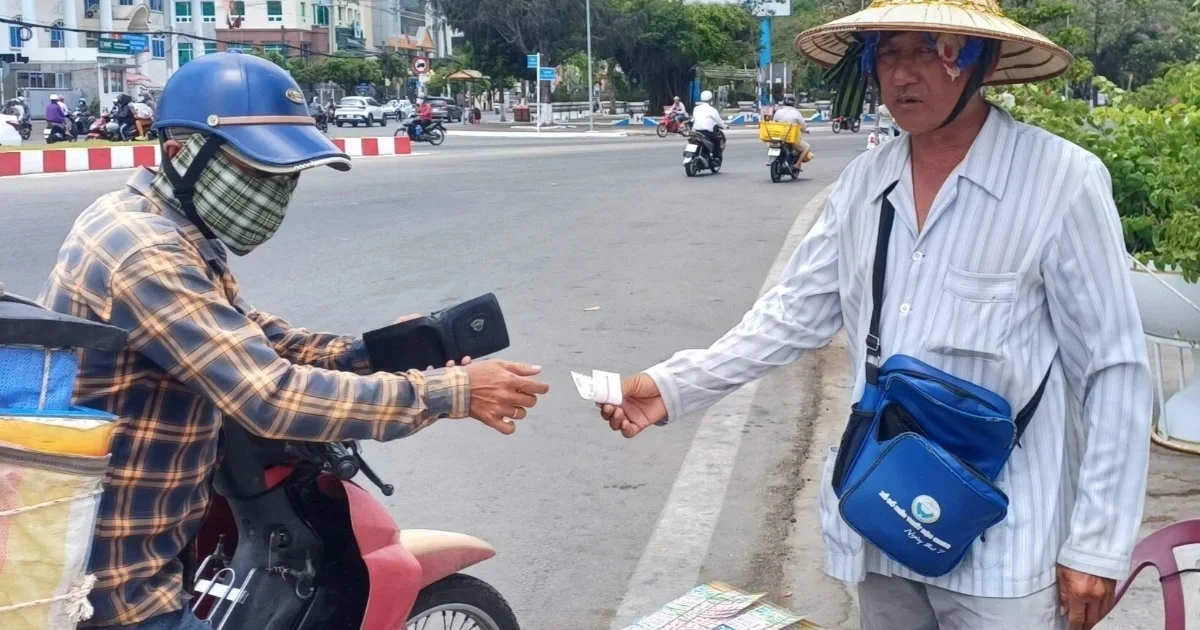 Tấm vé số mang cơ hội đổi đời cho người mua dễ trở thành "bẫy an sinh" ràng buộc người bán